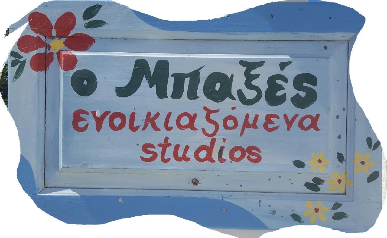 Ο Μπαξεσ Lägenhet Livadi  Exteriör bild