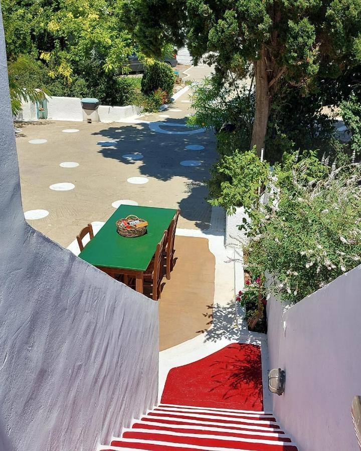 Ο Μπαξεσ Lägenhet Livadi  Exteriör bild