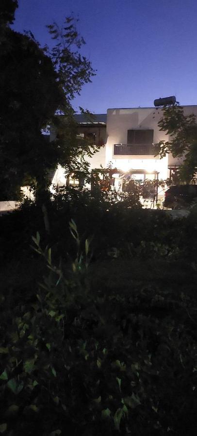 Ο Μπαξεσ Lägenhet Livadi  Exteriör bild