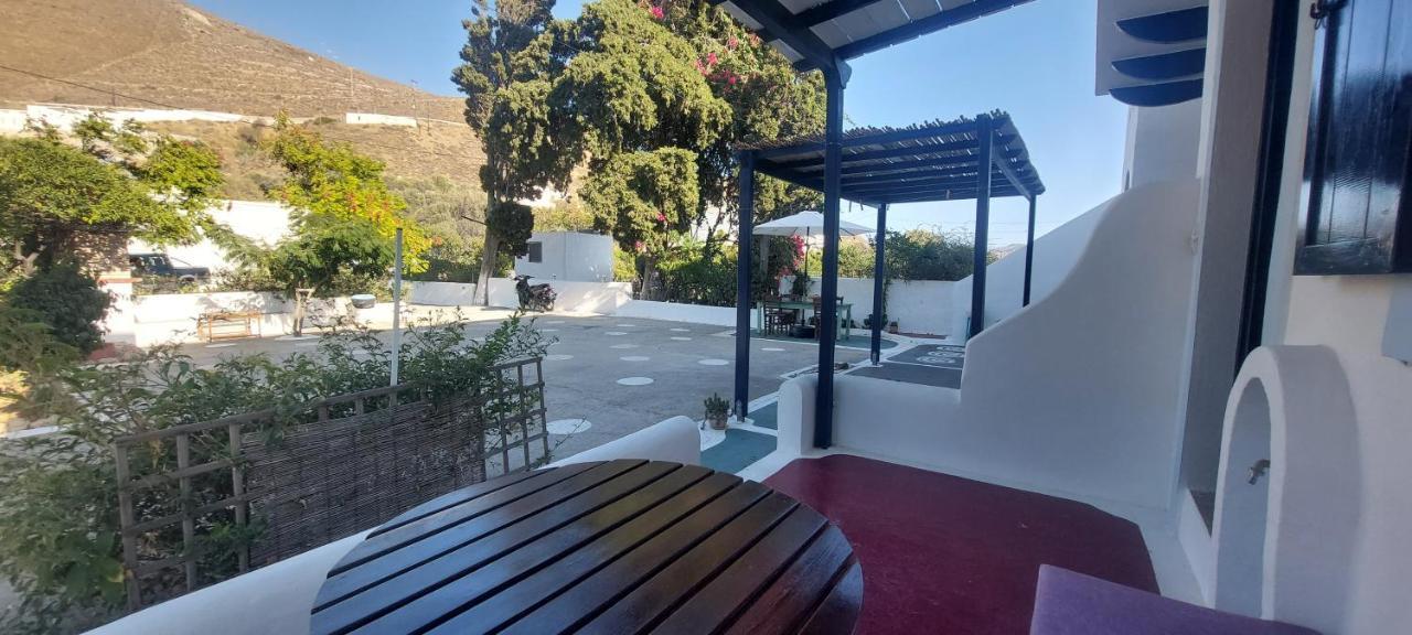 Ο Μπαξεσ Lägenhet Livadi  Exteriör bild