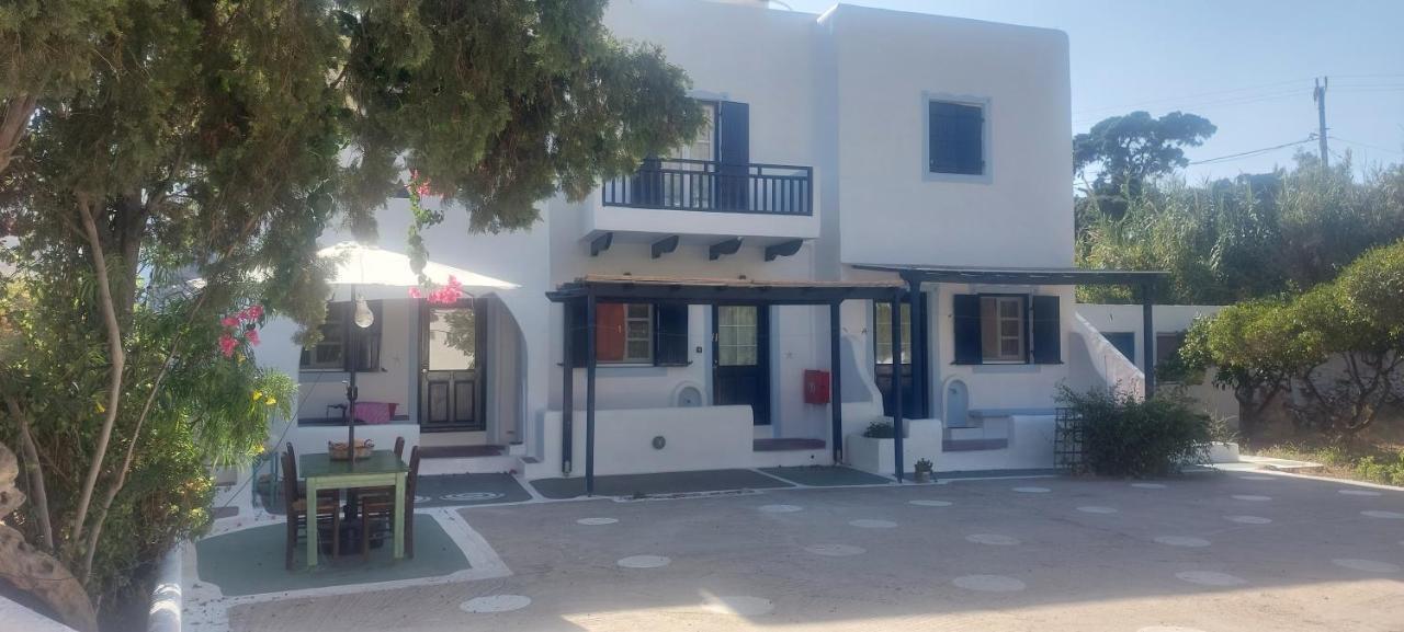 Ο Μπαξεσ Lägenhet Livadi  Exteriör bild