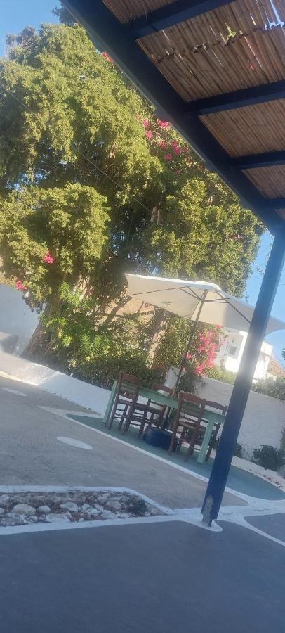Ο Μπαξεσ Lägenhet Livadi  Exteriör bild