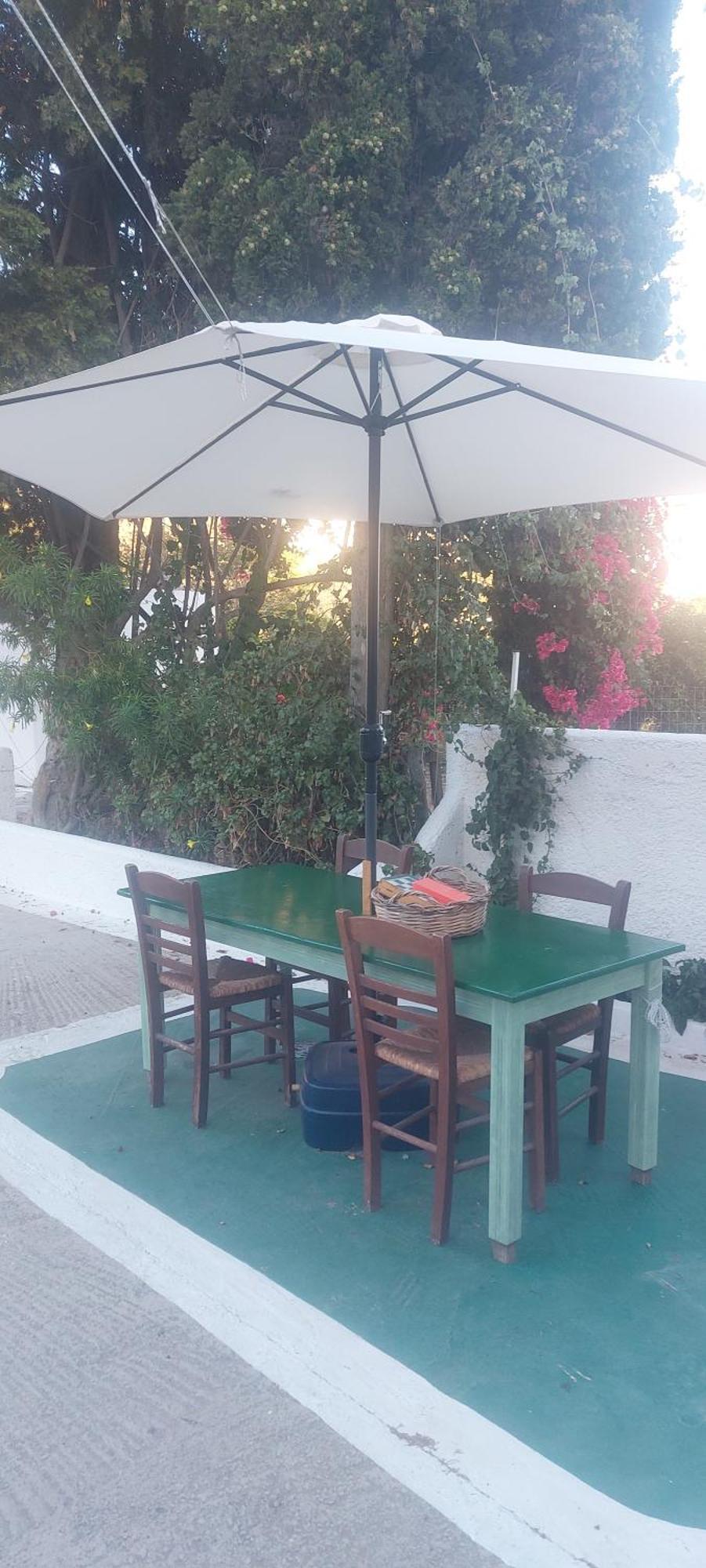 Ο Μπαξεσ Lägenhet Livadi  Exteriör bild