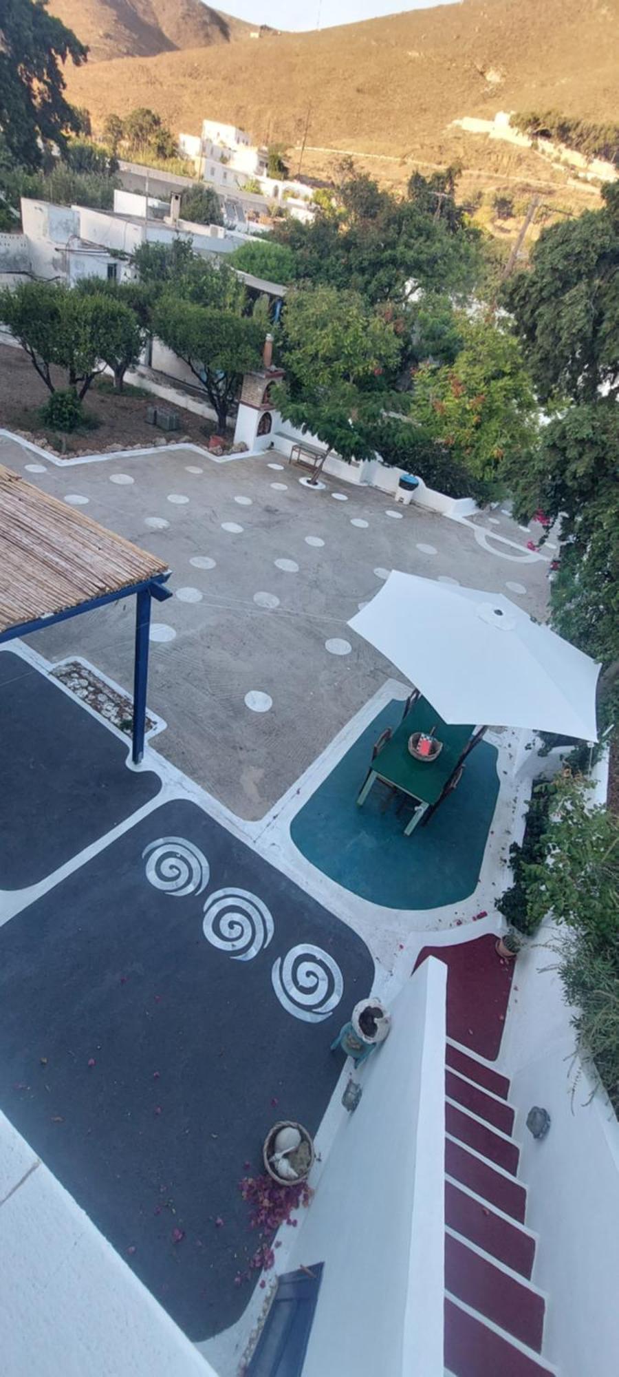 Ο Μπαξεσ Lägenhet Livadi  Exteriör bild