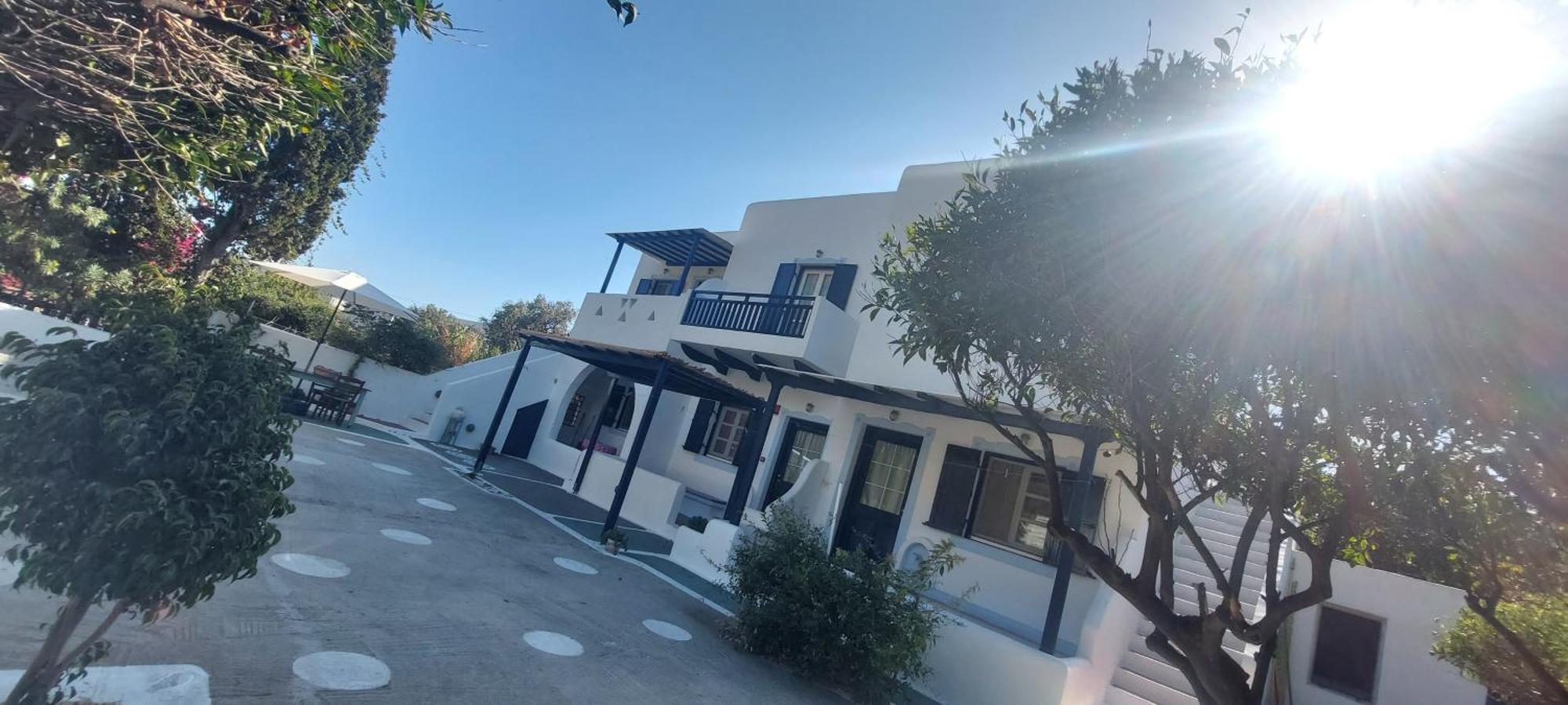 Ο Μπαξεσ Lägenhet Livadi  Exteriör bild